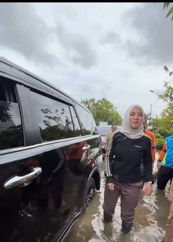 Potret Chacha Frederica blusukan bantu warga korban banjir