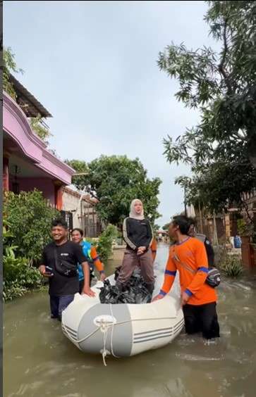 Potret Chacha Frederica blusukan bantu warga korban banjir