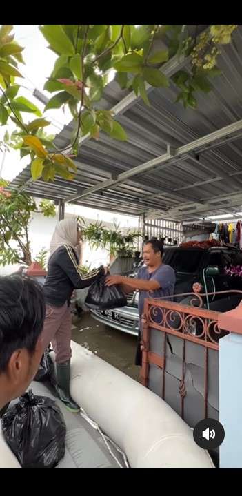 Potret Chacha Frederica blusukan bantu warga korban banjir