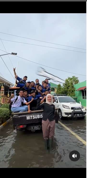Potret Chacha Frederica blusukan bantu warga korban banjir