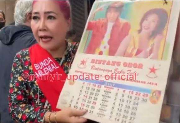 Kalender lawas bukti rumah Tiko dan Bu Eny tak dikunjungi orang luar selama 20 tahun.