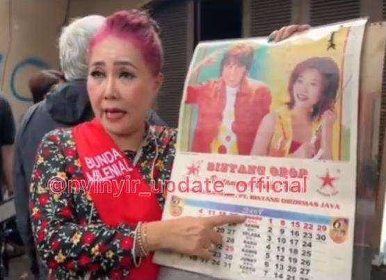 Kalender lawas bukti rumah Tiko dan Bu Eny tak dikunjungi orang luar selama 20 tahun.