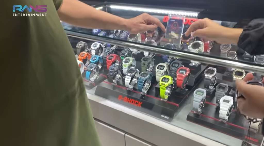 Raffi dan Gigi borong jam tangan buat karyawan