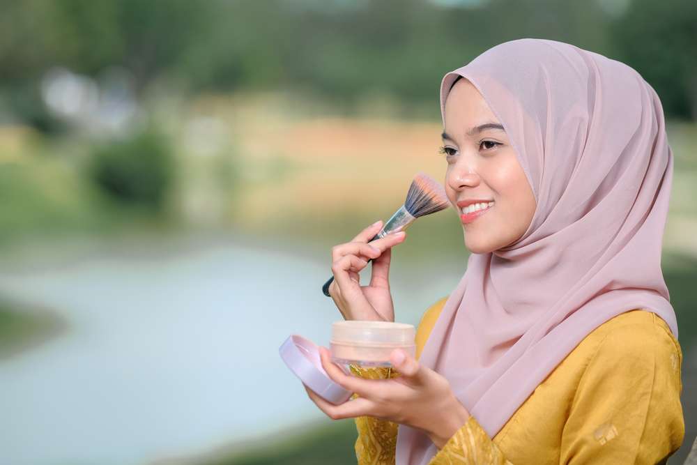 Memakai Bedak