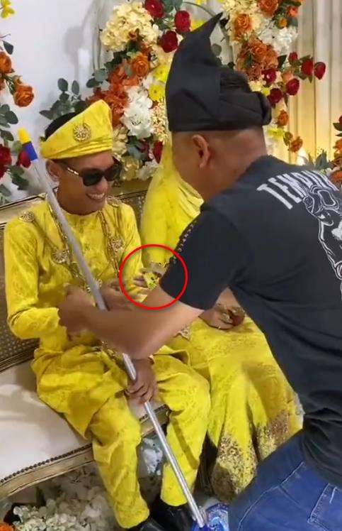 Pengantin pria kaget dapat hadiah kondom di pelaminan.