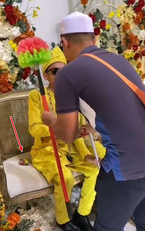 Pengantin pria kaget dapat hadiah kondom di pelaminan.