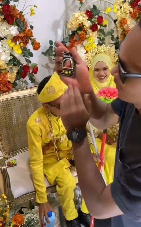 Pengantin pria kaget dapat hadiah kondom di pelaminan.
