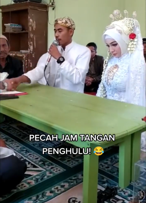 Pria Ini hampir Bikin Jam Tangan Wali Nikah Pecah karena Hentakan Mautnya Pria Ini hampir Bikin Jam Tangan Wali Nikah Pecah karena Hentakan Mautnya