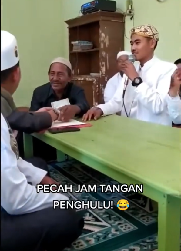 Pria Ini hampir Bikin Jam Tangan Wali Nikah Pecah karena Hentakan Mautnya Pria Ini hampir Bikin Jam Tangan Wali Nikah Pecah karena Hentakan Mautnya