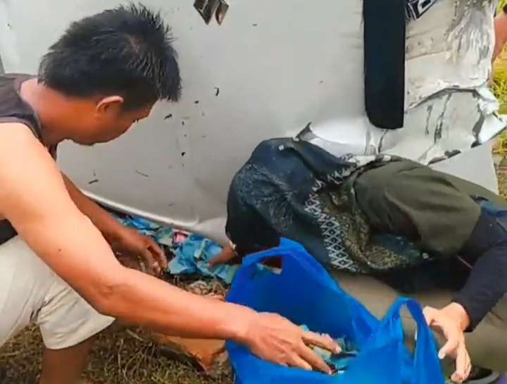 Mobil Pengangkut Uang Miliaran Terbalik di Jalanan Sumbar, Warga Bantu Pungut