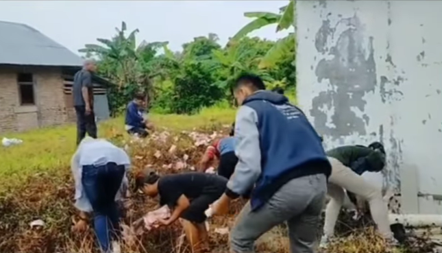 Mobil Pengangkut Uang Miliaran Terbalik di Jalanan Sumbar, Warga Bantu Pungut