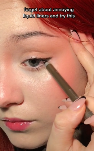 Memakai Eyeliner Memakai Eyeliner