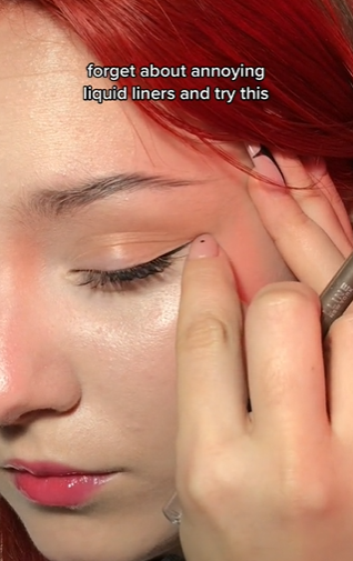 Memakai Eyeliner Memakai Eyeliner