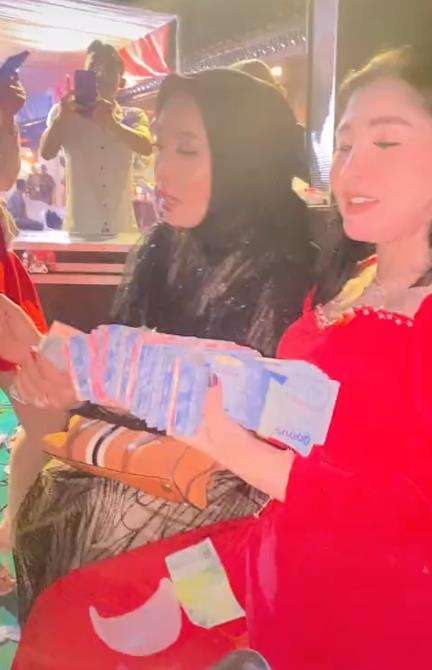 Biduan dangdut lagi panen uang saweran.
