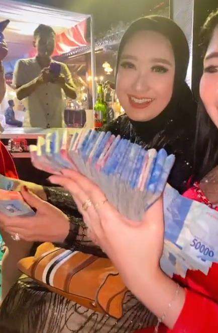 Biduan dangdut lagi panen uang saweran.