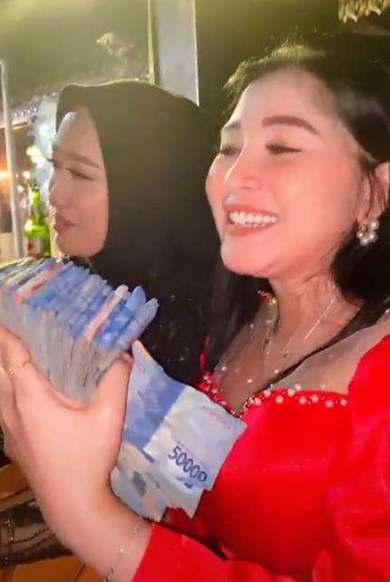 Biduan dangdut lagi panen uang saweran.