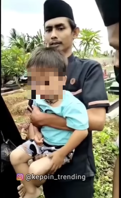 Momen Pilu Bocah Hadiri Pemakaman Ayahnya: Ngapain Bobo Di Situ, Kotor