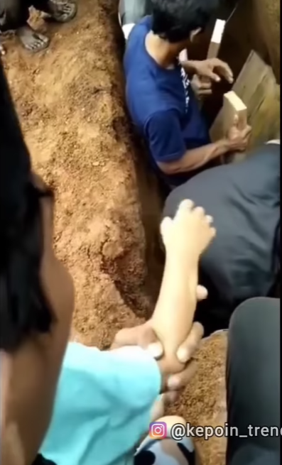 Momen Pilu Bocah Hadiri Pemakaman Ayahnya: Ngapain Bobo Di Situ, Kotor