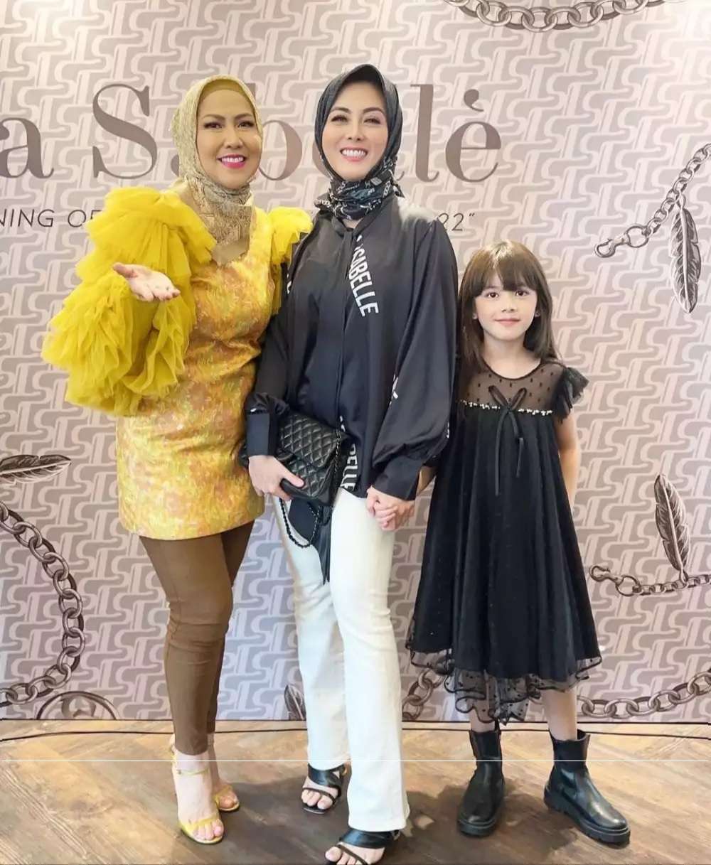 Dhena Devanka Berhijab