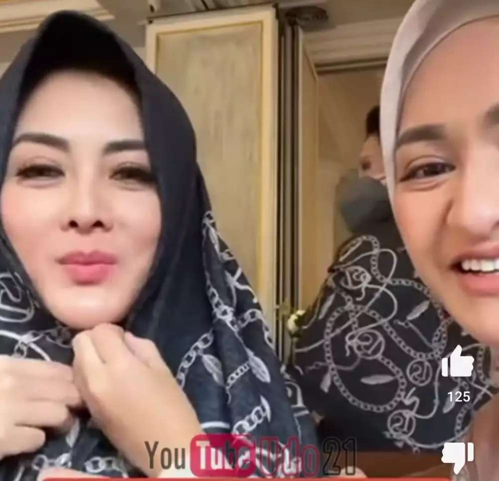 Dhena Devanka Berhijab