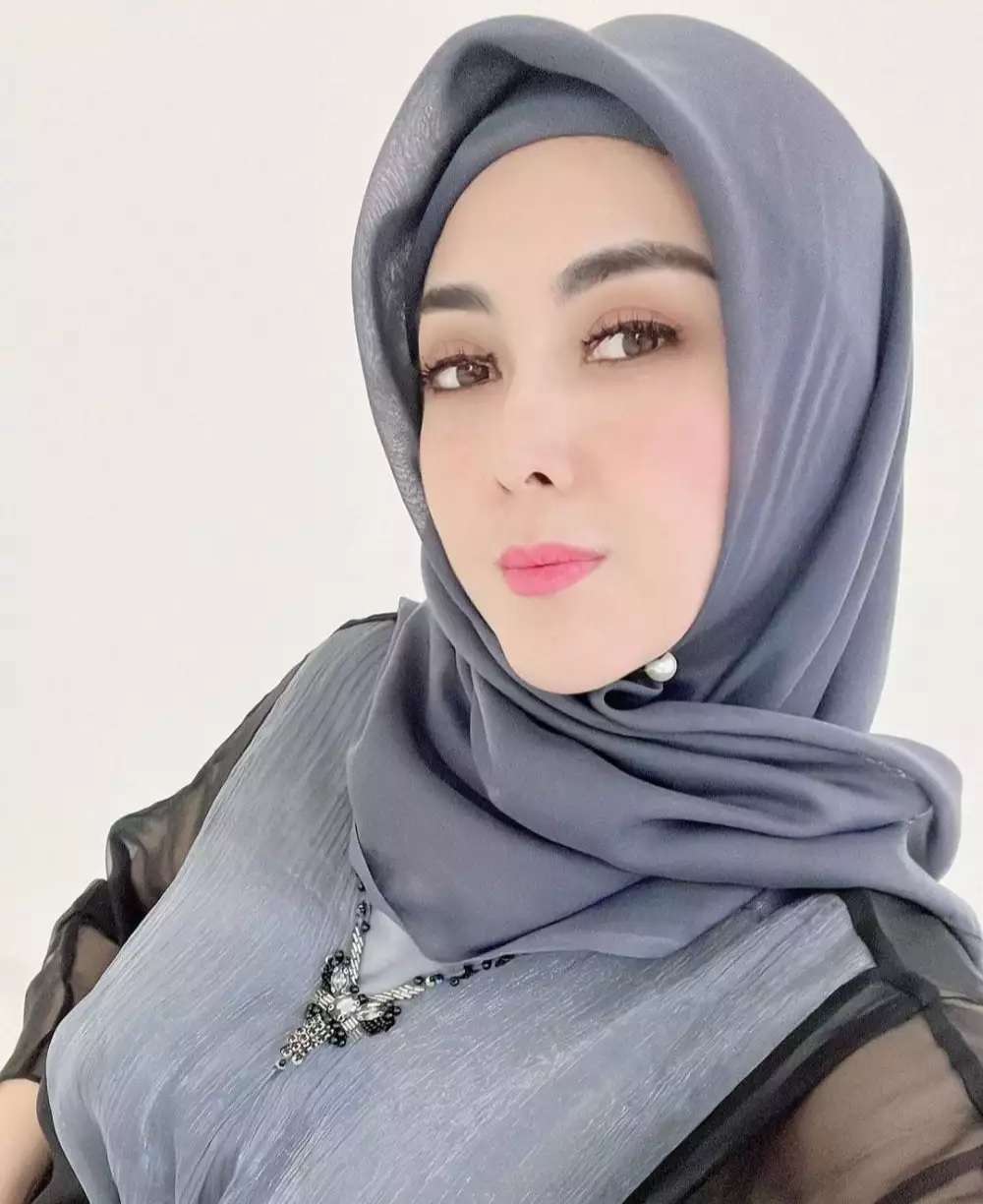 Dhena Devanka Berhijab