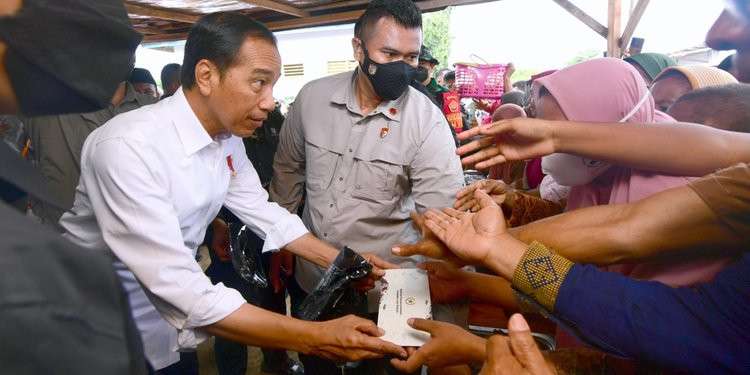 Jokowi keliling Pasar Tanah Abang tanpa masker