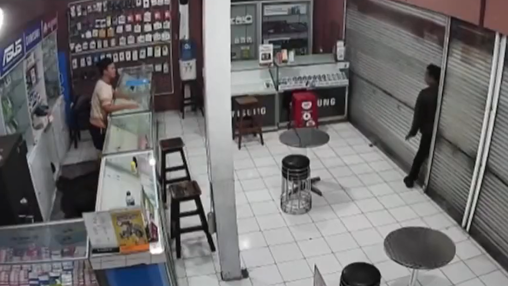 Aksi Kocak Maling Balik Arah hingga 'Nyangkut' di Rolling Door Terekam CCTV