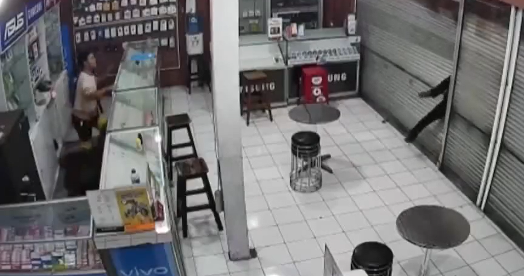 Aksi Kocak Maling Balik Arah hingga 'Nyangkut' di Rolling Door Terekam CCTV