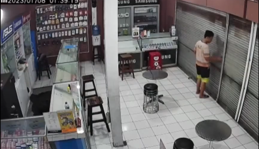 Aksi Kocak Maling Balik Arah hingga 'Nyangkut' di Rolling Door Terekam CCTV
