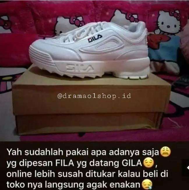 Momen apes beli sepatu online.