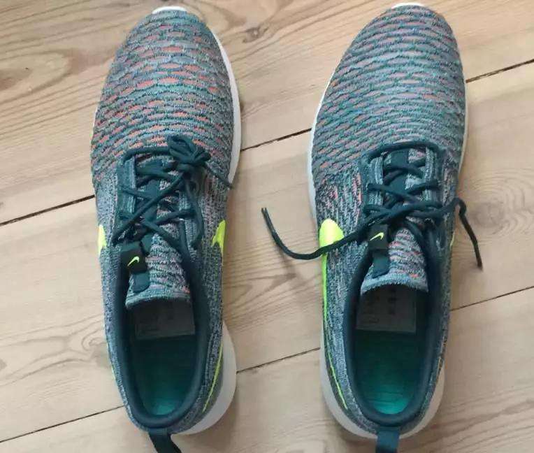 Momen apes beli sepatu online.
