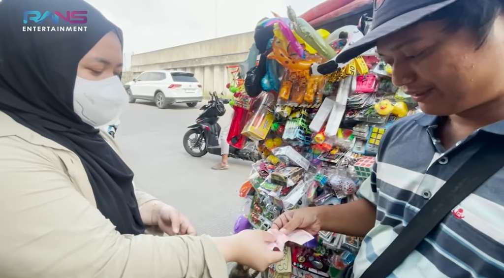 Mba Lala dan penjual lato-lato