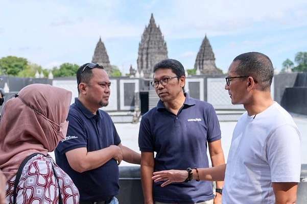 Sandiaga Uno (paling kanan)
