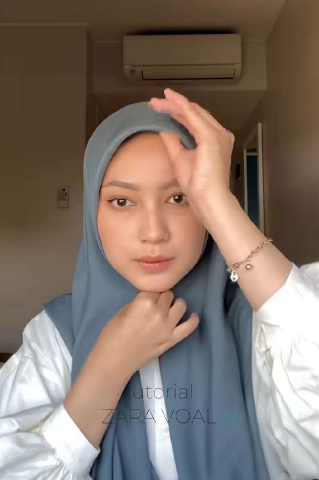 Styling Kerudung Segi Empat Voal, Hanya Perlu 1 Jarum