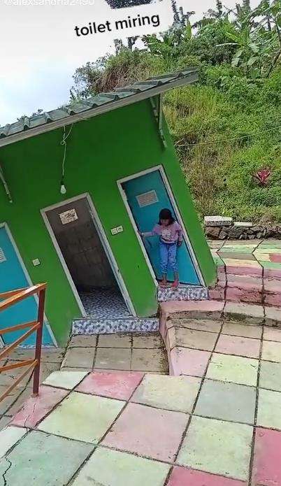 Toilet umum miring bikin wisatawan bingung.
