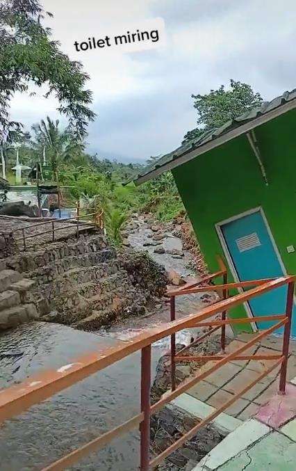 Toilet umum miring bikin wisatawan bingung.