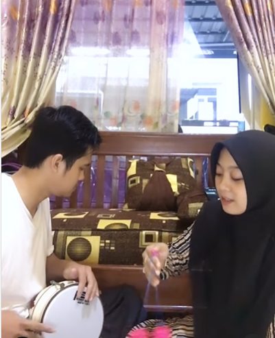 Pasutri Jadikan Lato-Lato Pengiring Sholawat