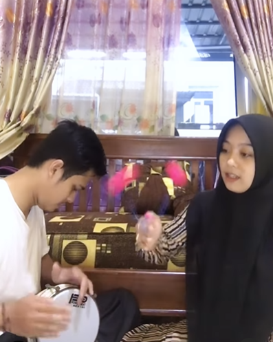 Pasutri Jadikan Lato-Lato Pengiring Sholawat