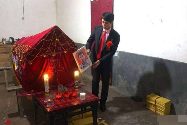 Ibu Meninggal Sebelum Acara, Mempelai Pria Gelar Pernikahan Sekaligus Pemakaman Ibu Meninggal Sebelum Acara, Mempelai Pria Gelar Pernikahan Sekaligus Pemakaman