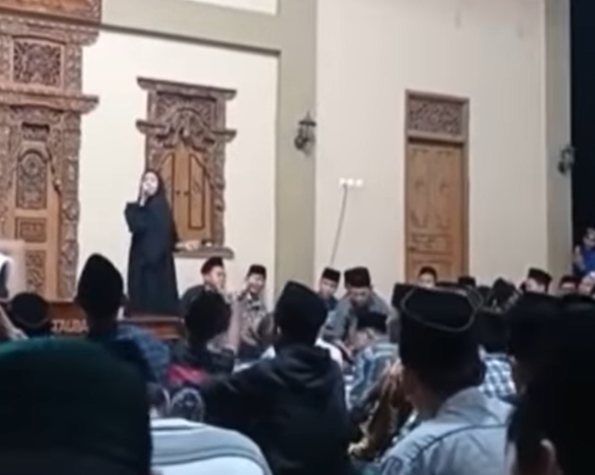 Viral Video Wanita Nyanyi Dangdut di Depan Jemaah Pengajian Pria