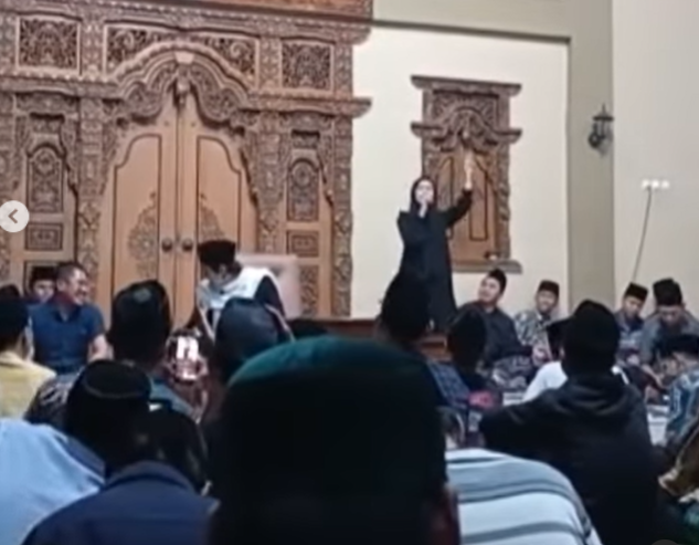 Viral Video Wanita Nyanyi Dangdut di Depan Jemaah Pengajian Pria