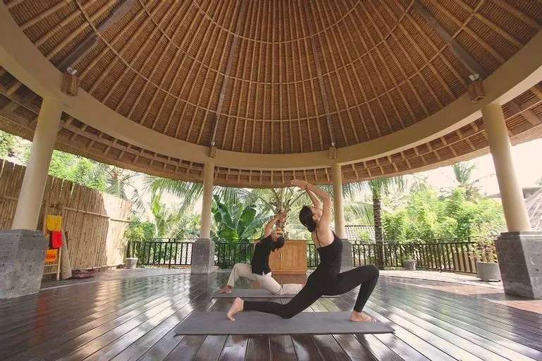 Kelas yoga di The Sankara Resort & Spa