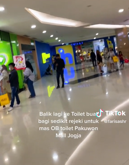 Tak Sengaja Bertemu OB Tuna Wicara Super Ramah di Mal, Aksi Pria Ini Bikin Tersentuh