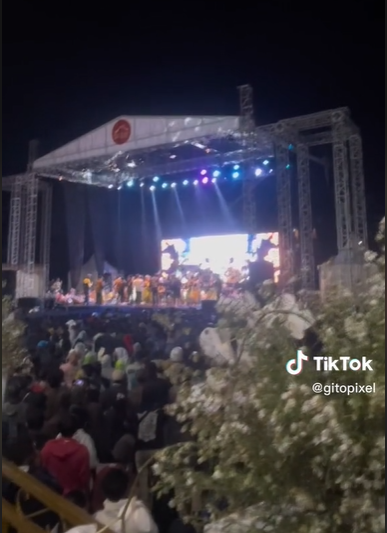 Acara Khitanan Ini Super Mewah Layaknya Konser Akbar, Warga Ikut Pesta Acara Khitanan Ini Super Mewah Layaknya Konser Akbar, Warga Ikut Pesta
