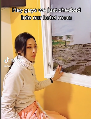 Penasaran Pemandangan Kamar Hotelnya, Turis Ini Kaget Saat Buka Jendela