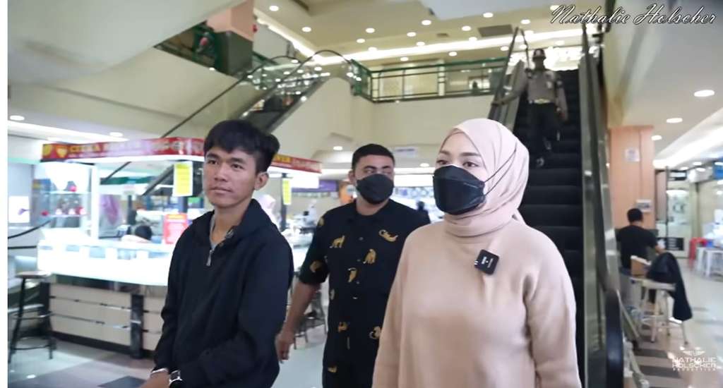 Potret Nathali aja Tiko beli perhiasan Potret Nathali aja Tiko beli perhiasan
