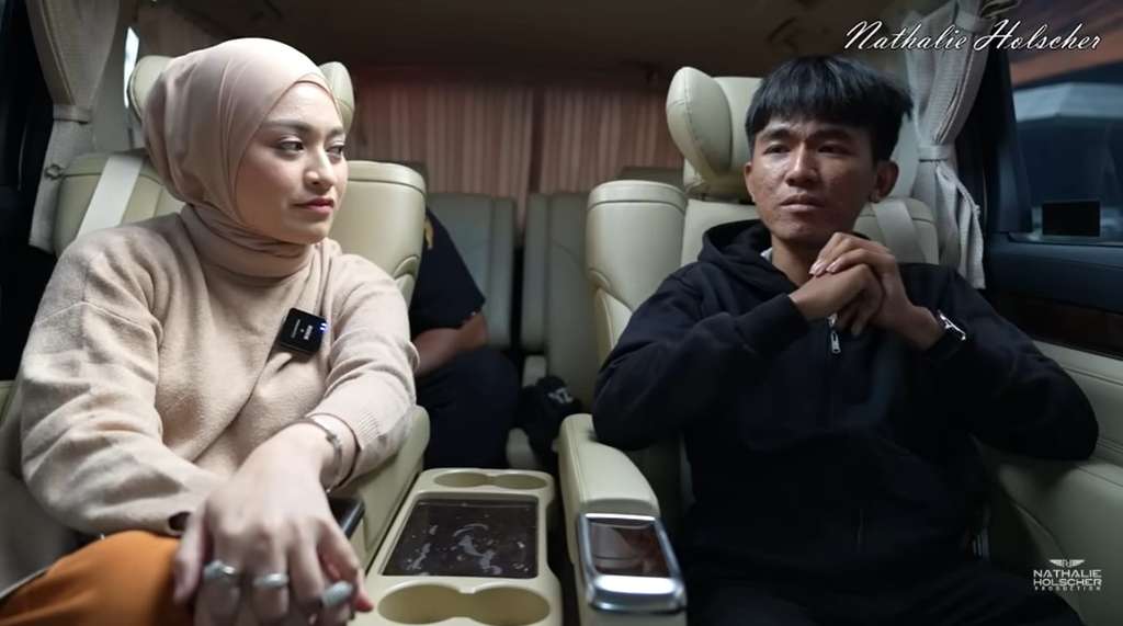 Potret Nathali aja Tiko beli perhiasan Potret Nathali aja Tiko beli perhiasan