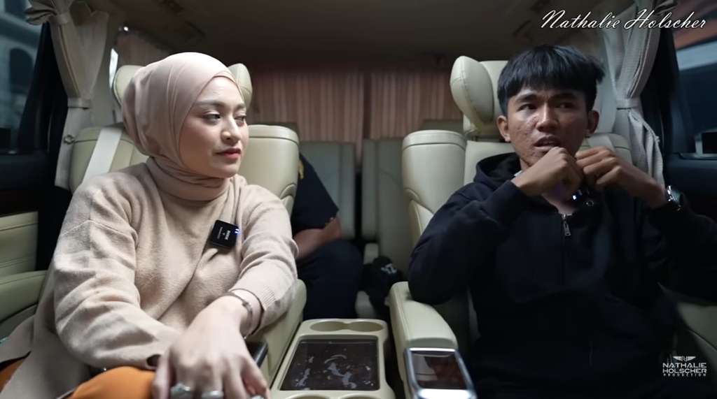 Potret Nathalie aja Tiko beli perhiasan Potret Nathalie aja Tiko beli perhiasan