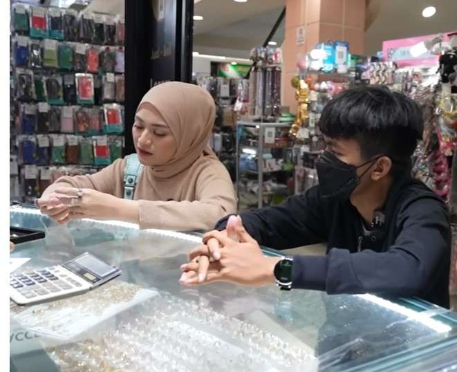 Potret Nathalie aja Tiko beli perhiasan Potret Nathalie aja Tiko beli perhiasan