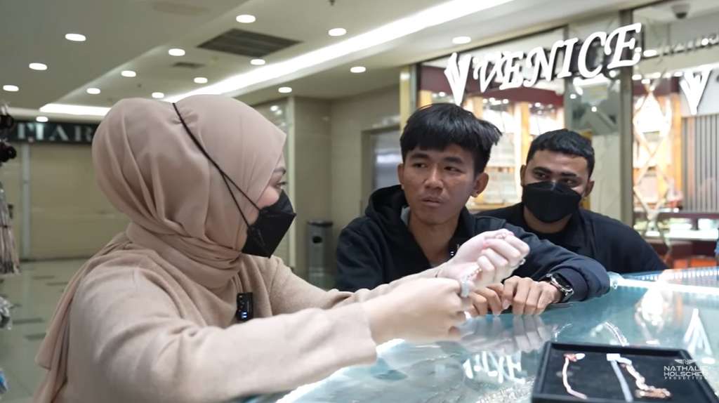 Potret Nathalie aja Tiko beli perhiasan Potret Nathalie aja Tiko beli perhiasan